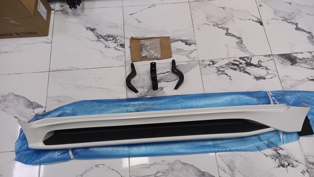 ESTRIBO LX570 16-21 RH